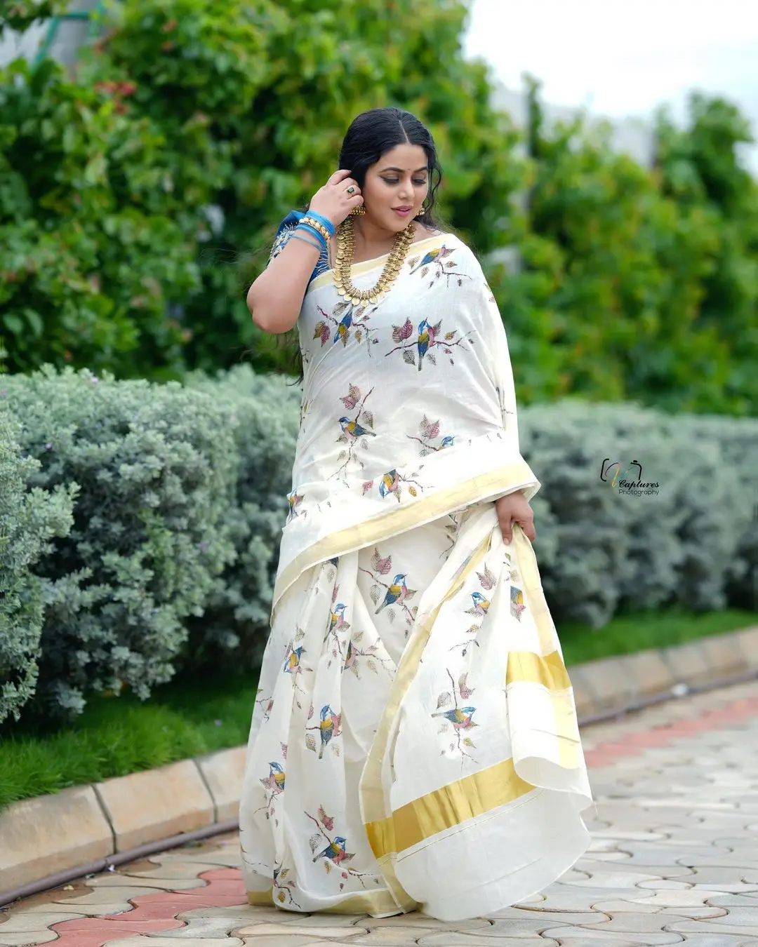 SHAMNA KASIM WEARING BEAUTIFUL EARRINGS WHITE SAREE 8